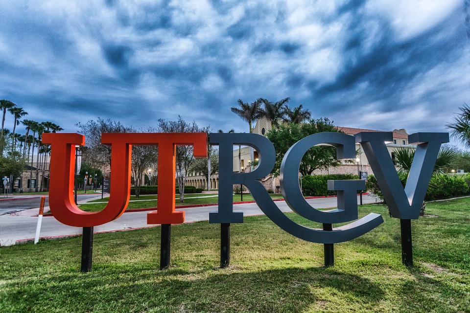 <strong>OneStar Foundation awards more than $900,000 to support UTRGV students enroll</strong>