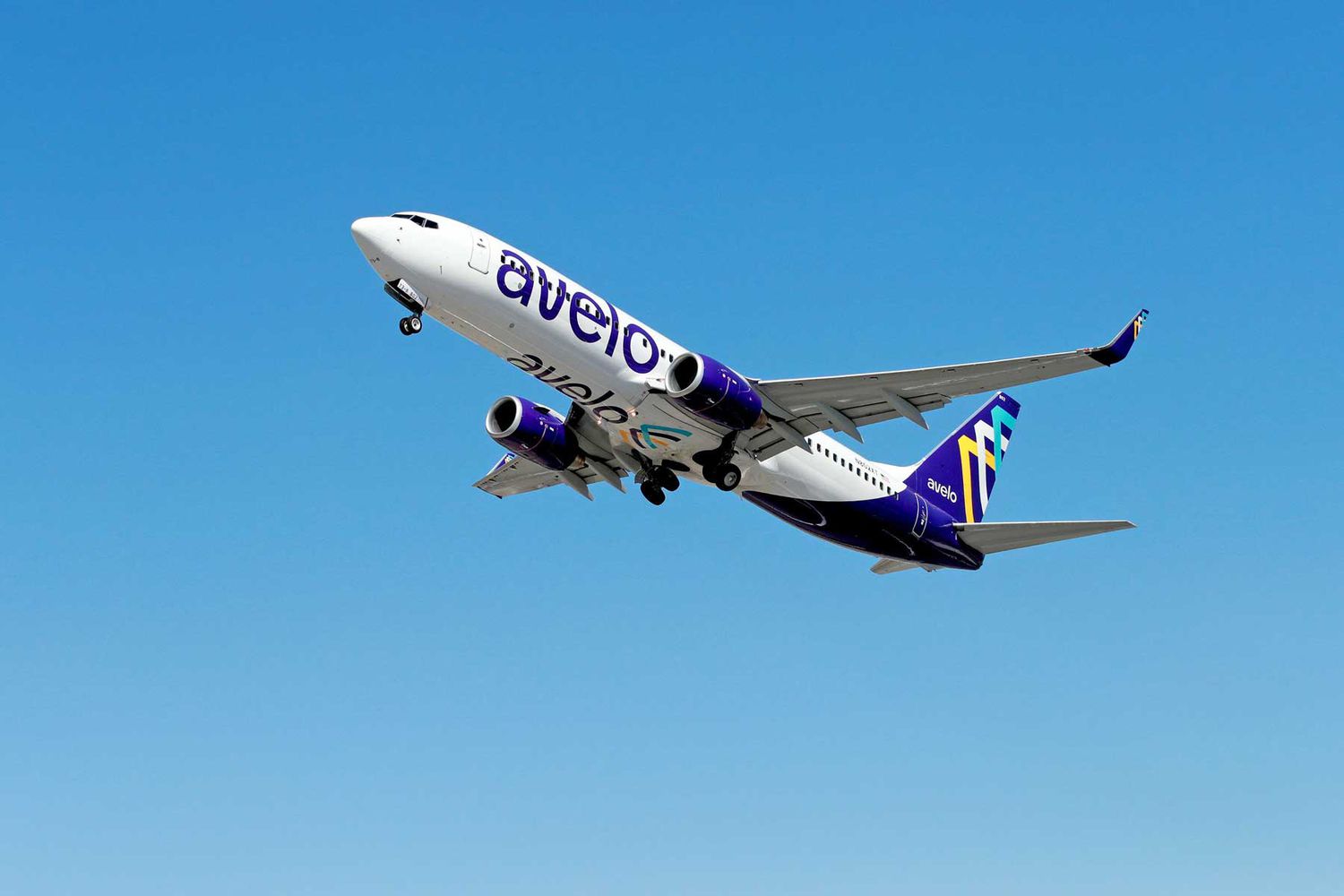 Avelo opens nonstop flights to Los Angeles and Orlando from