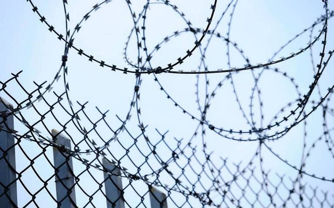 <strong>Abbott urged to remove barbed wire installed on New Mexico-Texas border</strong>