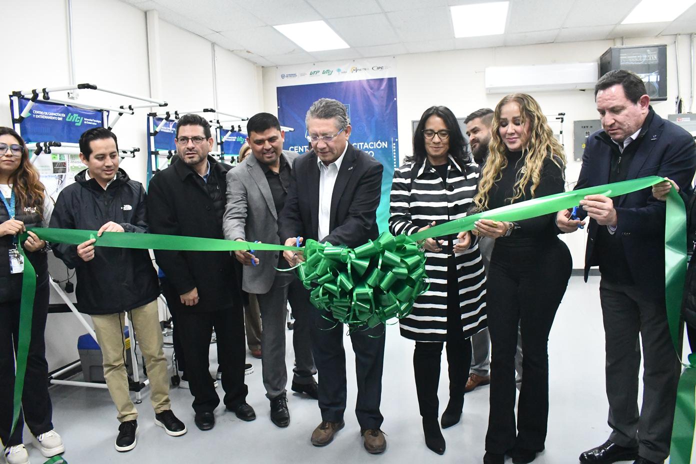 <strong>New SMT laboratory opens at UTCJ</strong>