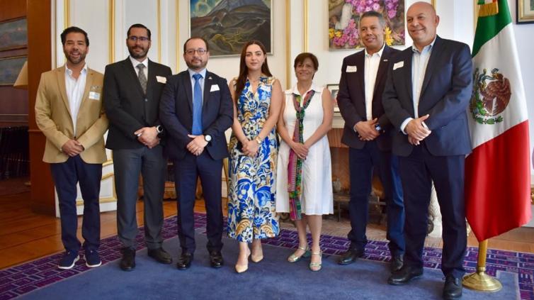 <strong>Chihuahua delegation holds key meetings at Paris aerospace show</strong>